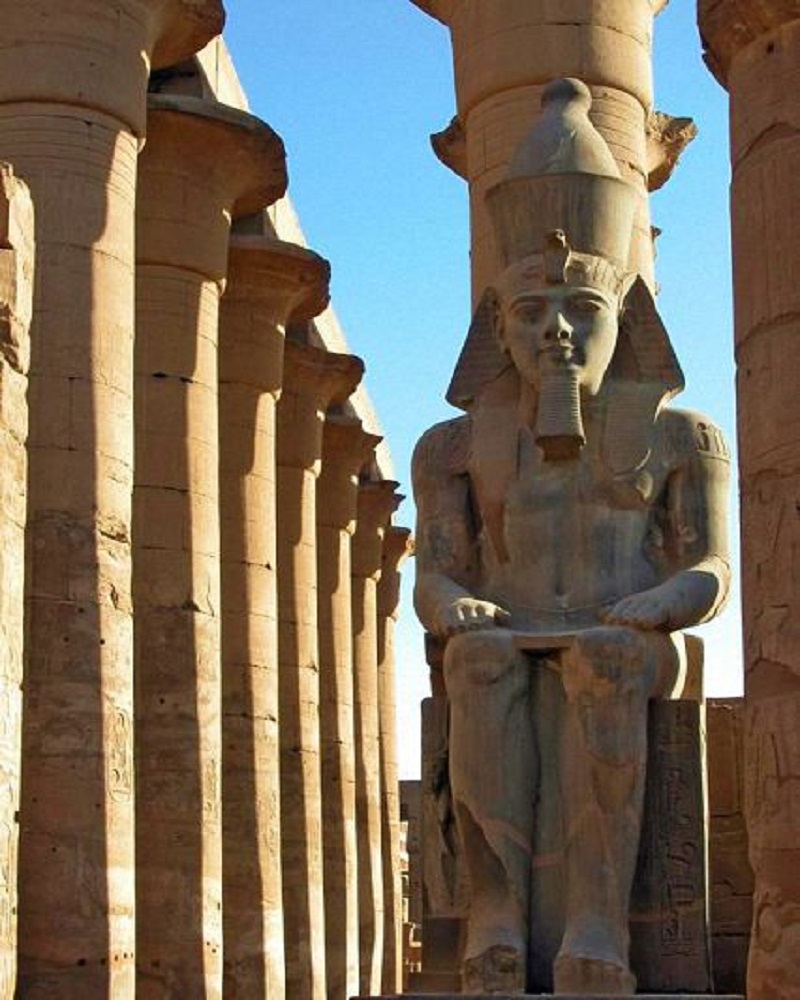 أعمدة داخل مجمع معبد الكرنك في الأقصر بمصر